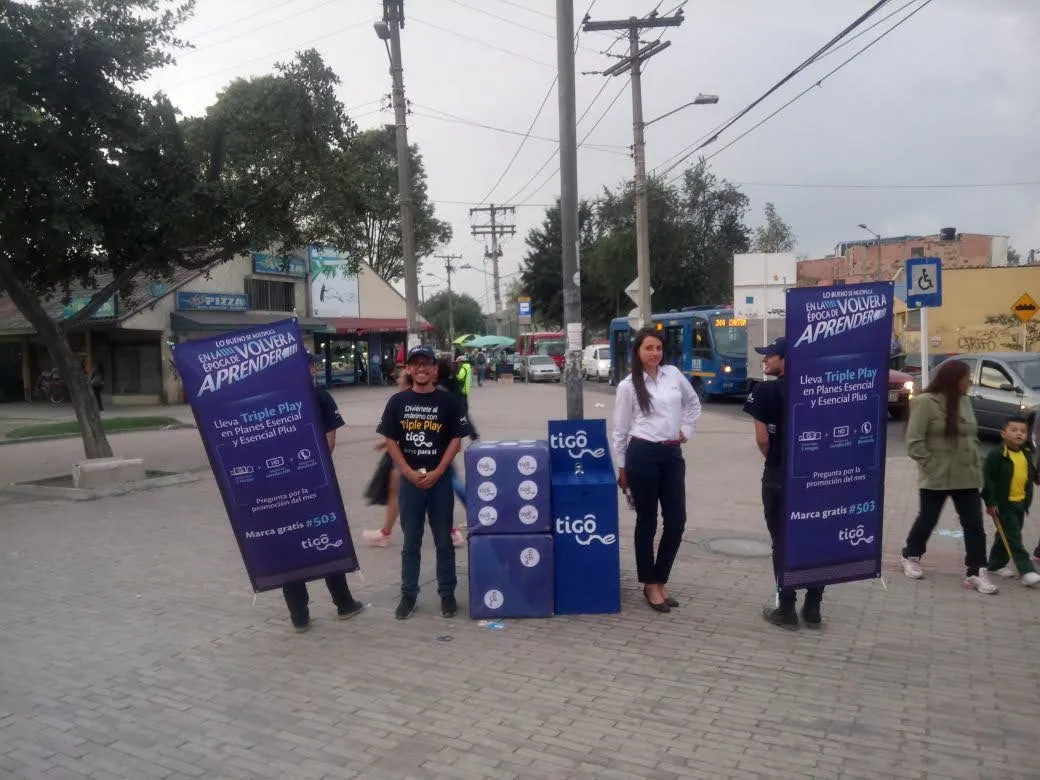 Modelo entregando volantes promocionales en una concurrida avenida de Cali con alta visibilidad de marca